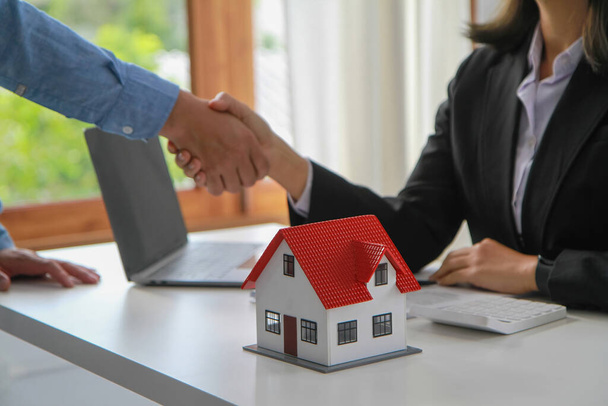 Gwarancje, Kredyty hipoteczne, Signings, umowa, koncepcja umowy, agenci nieruchomości uścisnąć rękę z klientami po podpisaniu umowy i pogratulować im po osiągnięciu porozumienia. - Zdjęcie, obraz