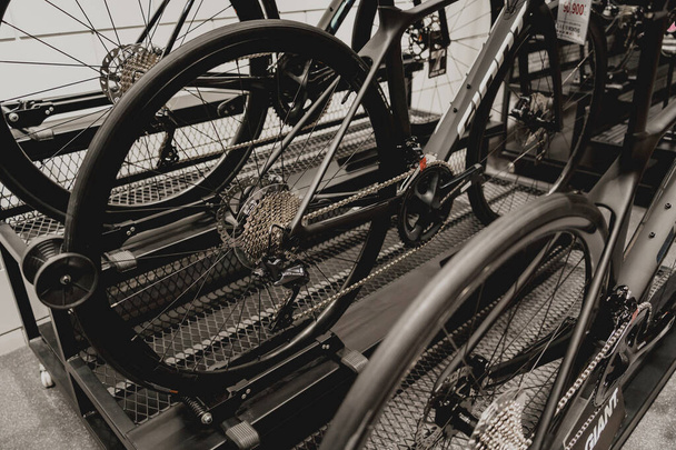 Foto de nuevos engranajes y cadenas de bicicleta de montaña. - Foto, imagen