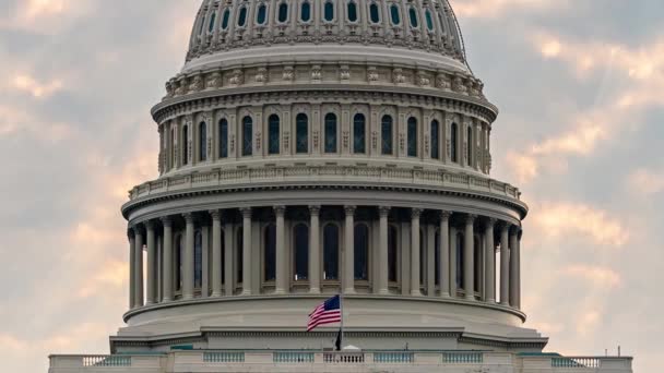 Купол Капитолийского холма США вид крупным планом утренний солнечный свет в Вашингтоне, округ Колумбия - Кадры, видео