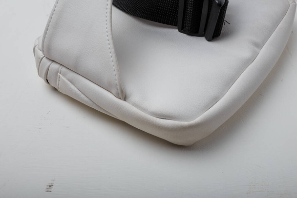 Eco kožený pas taška s černým zipem na bílém pozadí, zblízka záběr - Fotografie, Obrázek