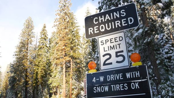 Zincir ya da kar lastikleri için trafik işareti, kış karayolu, Yosemite karlı ormanı, Kaliforniya ABD gerekliydi. Buzlu yol uyarısı ya da uyarı, kar yağışı sırasında güvenlik. Ormanda hız sınırı - Fotoğraf, Görsel