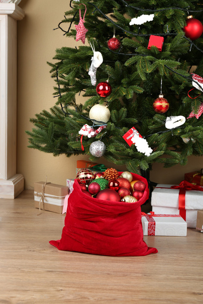czerwony worek z Boże Narodzenie zabawki - Zdjęcie, obraz