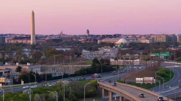 skyline della città di Washington DC con ponte autostradale e orario del traffico dal tramonto alla sera - Filmati, video