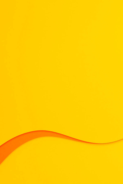 Abstraktní barevné papírové textury pozadí. Minimální vertikální kompozice s geometrickými tvary a liniemi ve žlutých a oranžových barvách. - Fotografie, Obrázek