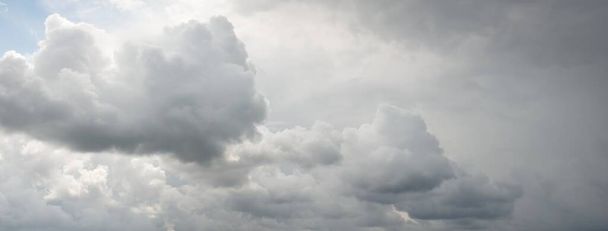 Paisaje nublado de tormenta épica. Nubes cúmulos de puesta de sol ornamentales blancas. Luz solar suave. Cielo azul claro. Patrón natural, textura, fondo, fondo de pantalla, 3D, recursos gráficos, diseño, espacio de copia - Foto, Imagen