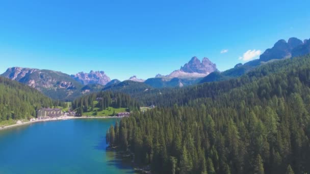 Luftaufnahme des Misurina-Sees an einem klaren Sommertag in den italienischen Dolomiten. - Filmmaterial, Video