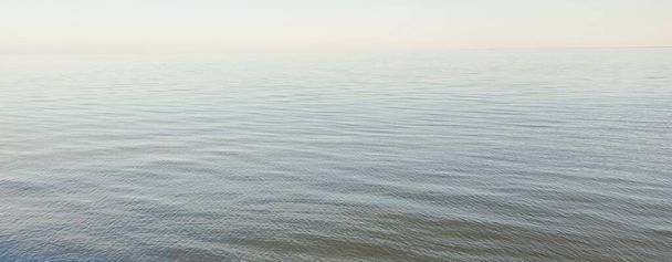 Itämeren rannalla aurinkoisena päivänä. Kirkas taivas. Idyllinen merimaisema. Luonto, lomat, virkistys. ekomatkailu Panoraamanäköala - Valokuva, kuva