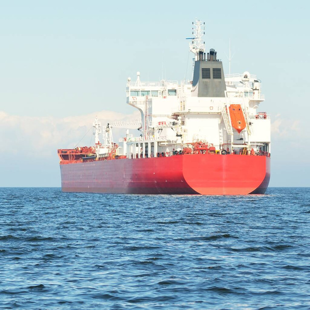 Duży czerwony statek towarowy (zbiornikowiec chemiczny, długość 184 metry) pływający po Bałtyku. Transport towarowy, logistyka, komunikacja globalna, gospodarka, przemysł, dostawy, środowisko - Zdjęcie, obraz