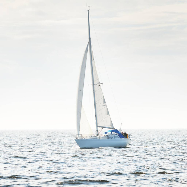 Açık denizde yelkenli yelkenli yelkenli. Gökyüzü açık, bulutlu. Yelkenlinin manzarası. Ulaşım, seyahat, spor, eğlence, boş zaman aktivitesi, yarış, yelkenli yarışı. Panorama, boşluğu kopyala - Fotoğraf, Görsel