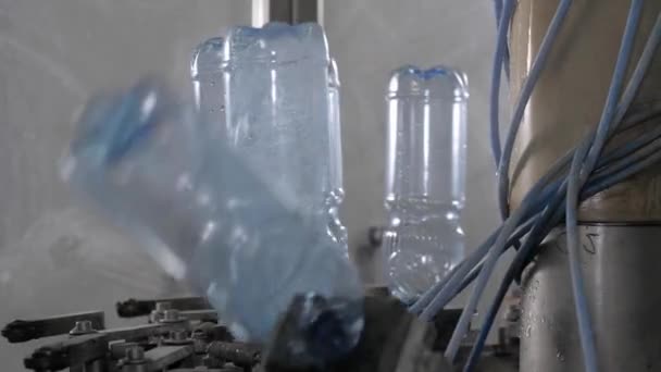 O processo de enxaguar garrafas de plástico antes que eles vão na torneira. Produção de água potável numa unidade de transformação alimentar. - Filmagem, Vídeo