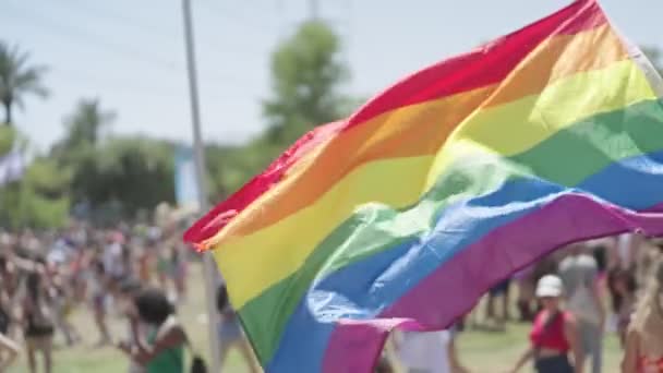 Zeitlupe der Regenbogenfahne, die während einer Parade geschwenkt wird - Filmmaterial, Video