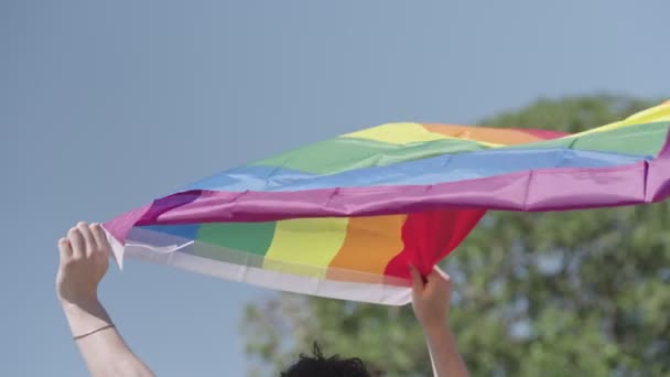 LGBTQ duhová vlajka vlnící se ve zpomaleném pohybu během hlavní party v hrdosti průvodu - Záběry, video