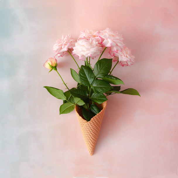 パステルピンクと青の背景にピンクのバラの花束。婚約や結婚式のカードや招待状のためのロマンチックな花の概念。夏の花のバナーのための創造的なコンセプト。平敷 - 写真・画像