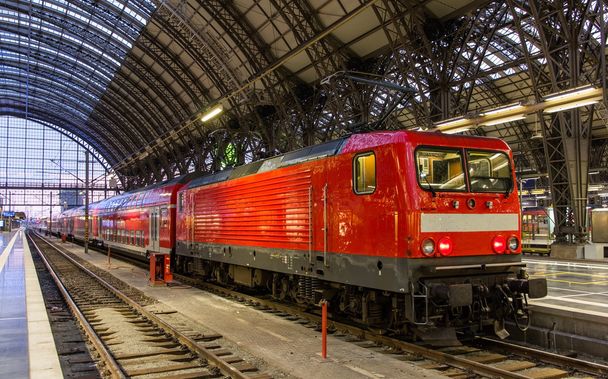 フランクフルト, ドイツの地方鉄道の電気機関車 - 写真・画像