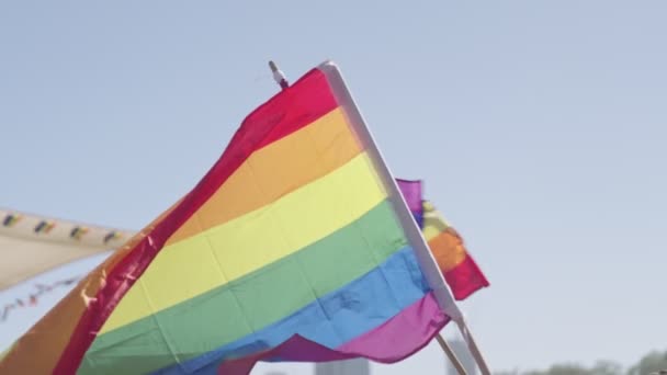 LGBTQ σημαία ουράνιο τόξο κυματίζει σε αργή κίνηση κατά τη διάρκεια του κύριου κόμματος σε μια παρέλαση υπερηφάνειας - Πλάνα, βίντεο