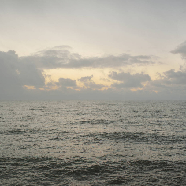 Балтийское море после шторма. Закат. Живописный панорамный пейзаж, морской пейзаж. Природа, окружающая среда, непогода, изменение климата - Фото, изображение