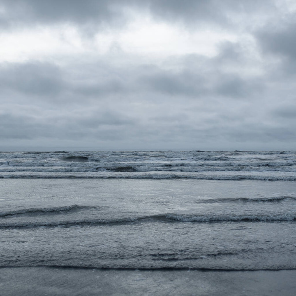 Βαλτική μετά την καταιγίδα. Δραματικά λαμπερά σύννεφα. Θαλάσσιο τοπίο, σύννεφο, θύελλα, φύση. Πανοραμική θέα. Οικολογία, κλιματική αλλαγή, καιρός - Φωτογραφία, εικόνα