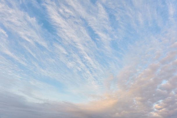 Heldere blauwe lucht na de storm. Gloeiende cirruswolken. Zacht zonsondergang licht. Panoramisch beeld, textuur, achtergrond, grafische bronnen, design, kopieerruimte. Meteorologie, hemel, hoop, vredesconcept - Foto, afbeelding