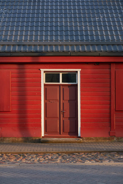 Casa de campo de madera exterior. Tradiciones clásicas de construcción. Tinte rojo Falu. Escandinavia, Europa. Turismo, vacaciones, oficina en casa, desarrollo inmobiliario, estilo de vida - Foto, imagen