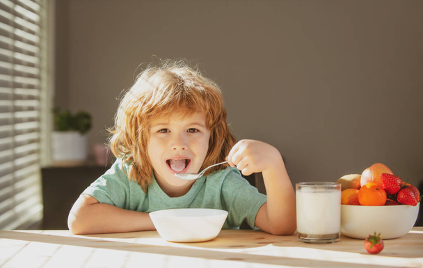 Child eating healthy food at home. Baby eat soup with spoon - Foto, immagini