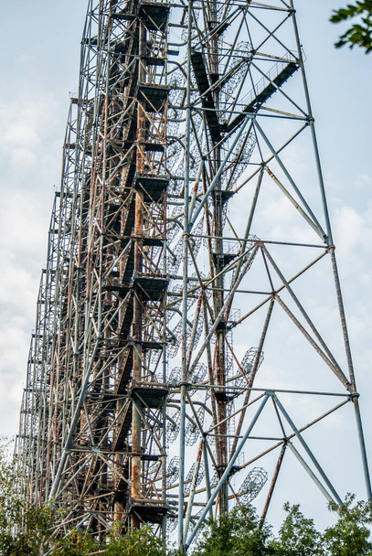Voormalig Sovjet-Unie boven de horizon radarsysteem geplaatst in Oekraïne in het gebied van Tsjernobyl. Dit OTH-systeem is gebouwd om raketten uit de VS op te sporen. Ongebruikt nadat de USSR ophield te bestaan. Het is een enorme faciliteit en vandaag de dag mogelijk om te bezoeken op rondleidingen. - Foto, afbeelding