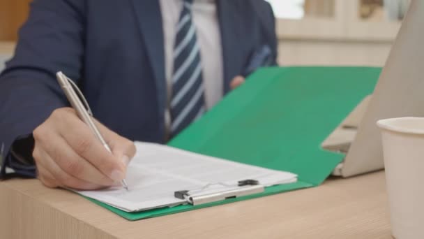 Closeup χέρια του επιχειρηματία υπογραφή έγγραφο σχετικά με τη συμφωνία και τη σύμβαση σημαντικό νομικό στο φάκελο στο γραφείο, διευθυντής ή εκτελεστικό έγγραφο γραφής σχετικά με την έκθεση των οικονομικών, επιχειρηματική ιδέα. - Πλάνα, βίντεο