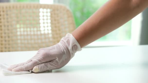 Nettoyage de femme de ménage avec lingette humide sur la table - Séquence, vidéo