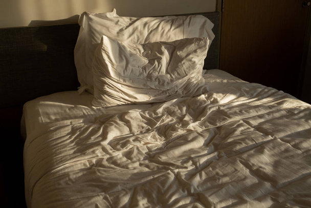 weißer Betthintergrund, nach dem Schlafen, schmutzig sein - Foto, Bild