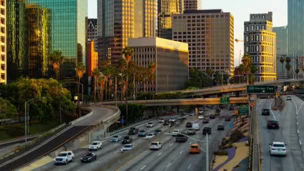 Edificios modernos y tráfico ocupado en el centro de Los Ángeles en California - Metraje, vídeo
