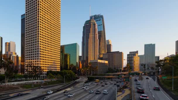 Los Angeles şehir merkezinde modern binalar ve yoğun trafik - Video, Çekim