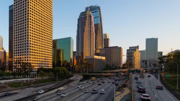 Edificios modernos y tráfico ocupado en el centro de Los Ángeles en California - Metraje, vídeo
