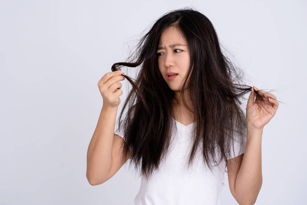 Triste donna asiatica hanno problemi di capelli. - Foto, immagini