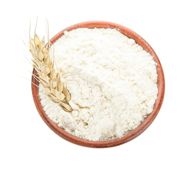 Mísa s moukou a pšeničné ucho na bílém pozadí - Fotografie, Obrázek