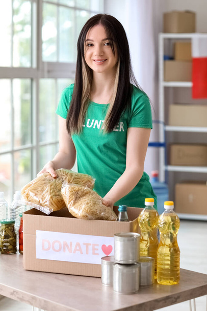 Polski wolontariusz wkładający żywność do skrzynki darowizn dla Ukrainy w centrum - Zdjęcie, obraz