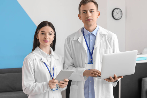 Medizinische Assistenten mit Tablet-Computer und Laptop in Klinik - Foto, Bild