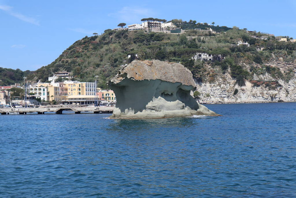 Tabák Ameno, Campania, Italia 13 maggio 2022: Scoglio di tufo verde a forma di fungo visto dal molo - Fotografie, Obrázek