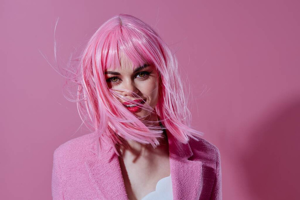 Muotokuva viehättävä nainen moderni tyyli vaaleanpunaiset hiukset Punaiset huulet muoti studio malli muuttamaton. Laadukas kuva - Valokuva, kuva