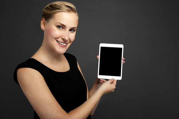 Mosolygó nő tabletta számítógép - Fotó, kép
