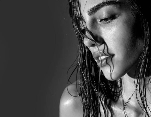 Woman face closeup. Portrait of sensual young female model - Foto, Imagen