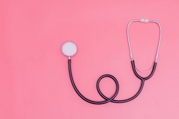 stethoscope on pink background and copy space - Foto, afbeelding