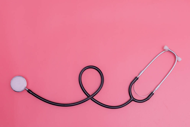 Stethoskop auf rosa Hintergrund und Kopierraum - Foto, Bild