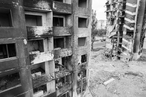 Bu siyah-beyaz fotoğraf Ukrayna 'daki savaşın sonucunu gösteriyor. Borodyanka, Bucha bölgesindeki yıkılan bir yerleşim yeri. - Fotoğraf, Görsel