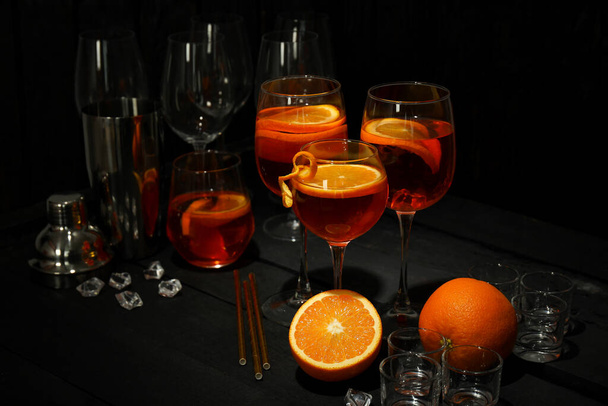 Έννοια του καλοκαιρινού αλκοολούχου ποτού, Aperol Spritz - Φωτογραφία, εικόνα