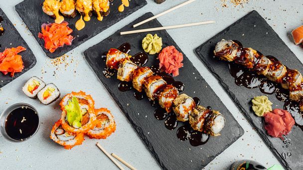 Rotoli di sushi freschi e gustosi sul tavolo, menu del sushi bar, tabl di cibo asiatico - Foto, immagini