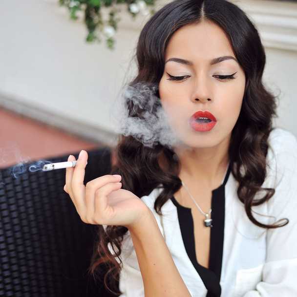 Καπνίζοντας κορίτσι μόδας υπαίθρια πορτρέτο - Φωτογραφία, εικόνα