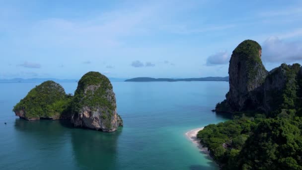 Railay Plajı Krabi Tayland, Railay Krabi 'nin tropikal plajı, Tayland' da geleneksel uzun bir tekneyle Panoramik manzaralı insansız hava aracı.. - Video, Çekim