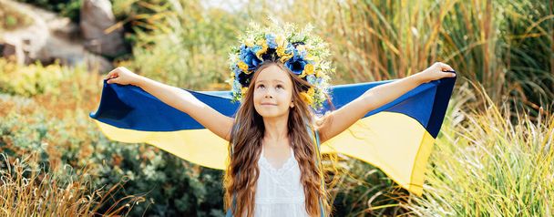 Ukraines Independence Flag Day. Constitution day. Ukrainian child girl with yellow and blue flag of Ukraine. flag symbols of Ukraine. Family, unity, support. Ukrainians are against war. - Foto, afbeelding