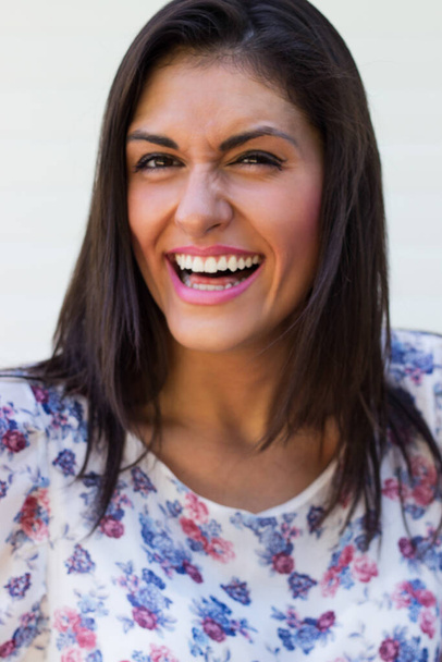Mladá žena se směje, dívá se do kamery - Fotografie, Obrázek