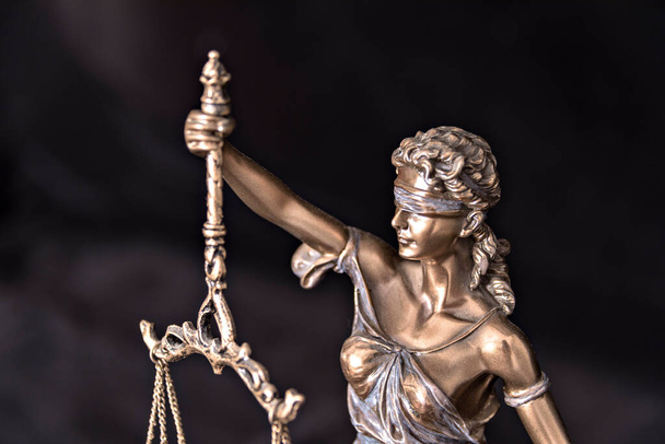 La Statua della Giustizia - Signora della Giustizia o Iustitia Justitia la dea romana della Giustizia
 - Foto, immagini