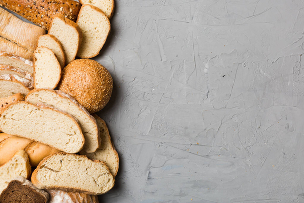 Hausgemachtes Naturbrot. Verschiedene Arten von frischem Brot als Hintergrund, Draufsicht mit Kopierraum. - Foto, Bild